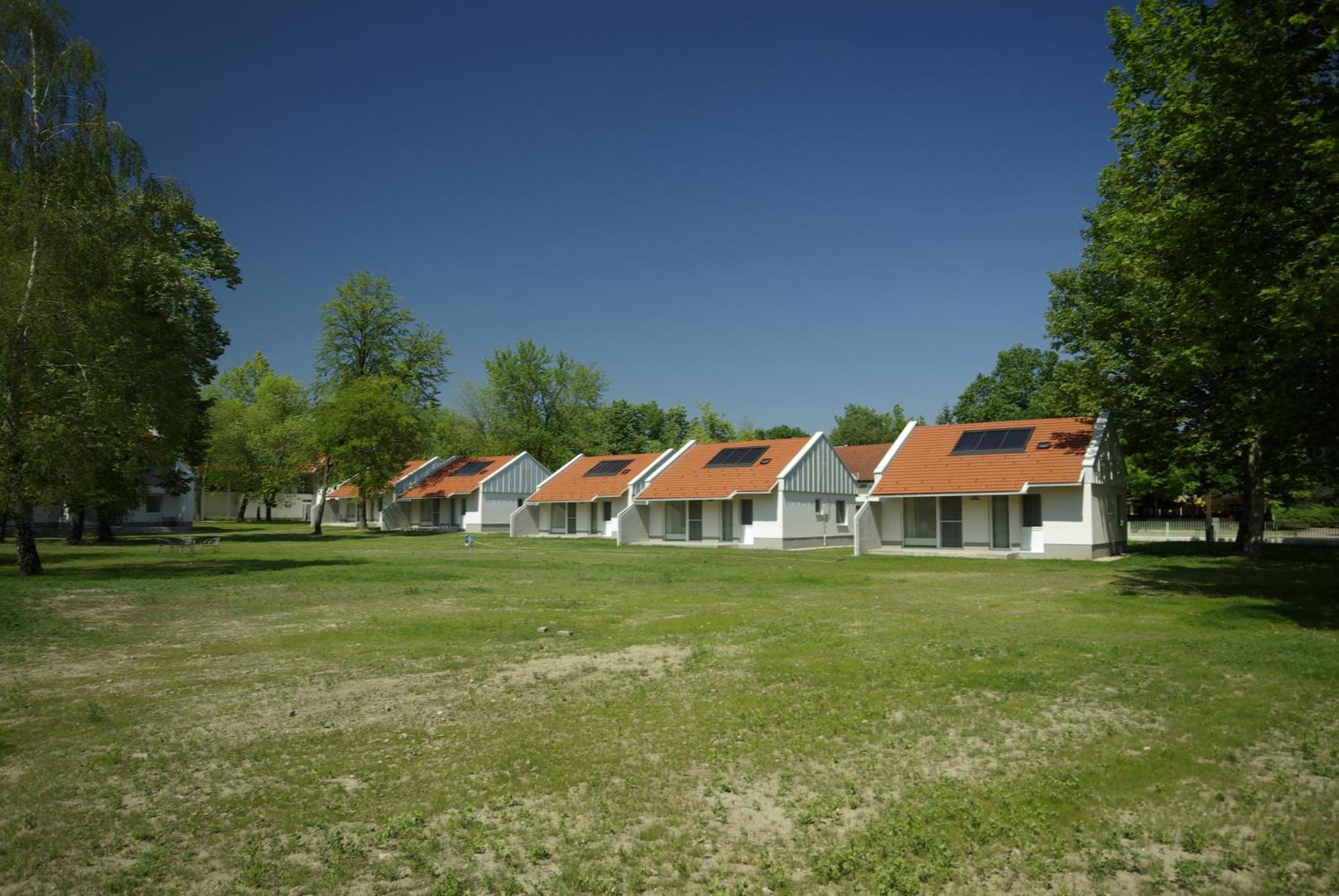 Termal Kemping Apartmanok Es Bungalok Harkany Exterior photo